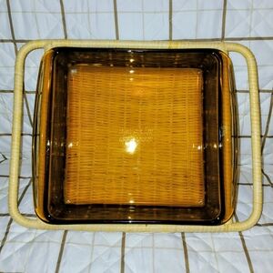 Pyrex 🍰🧁 Square Cake - Baking Dish 🍰🧁 In Rattan Basket